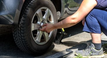 Comment changer un pneu de voiture tout seul ?