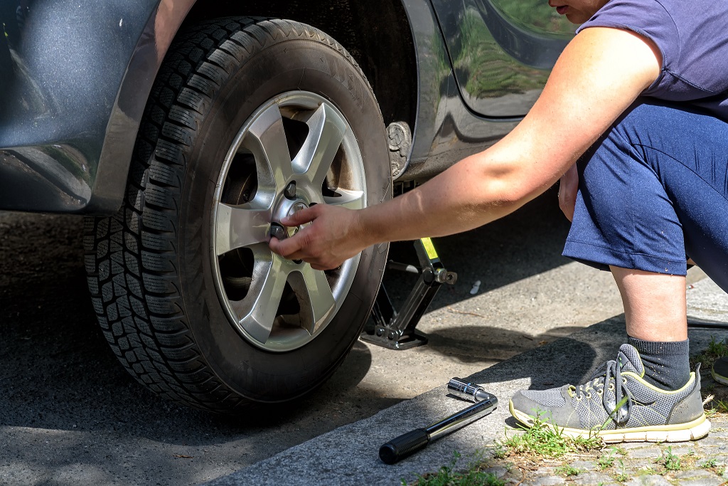 Comment changer un pneu de voiture tout seul ?