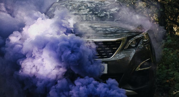 De la fumée bleue s’échappe de mon véhicule : pourquoi et que faire ?
