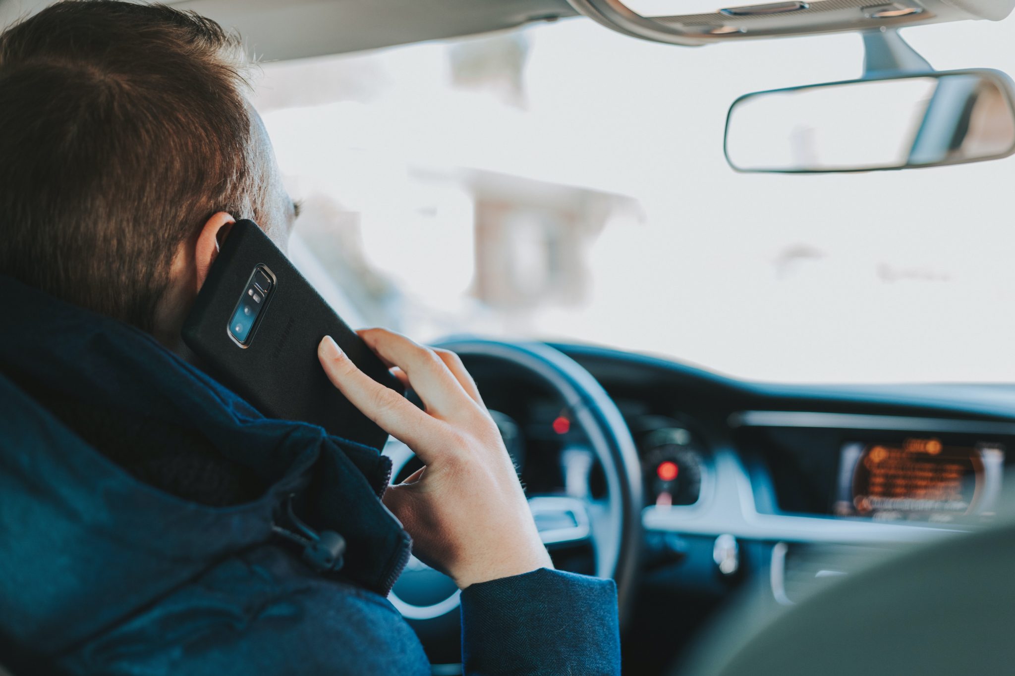 6 astuces pour éviter de téléphoner en conduisant