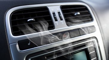 comment-enlever-les-mauvaises-odeurs-dune-voiture-essence-cigarette-climatisation