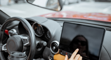 Sécurité auto : la fin des écrans tactiles dans les véhicules ?
