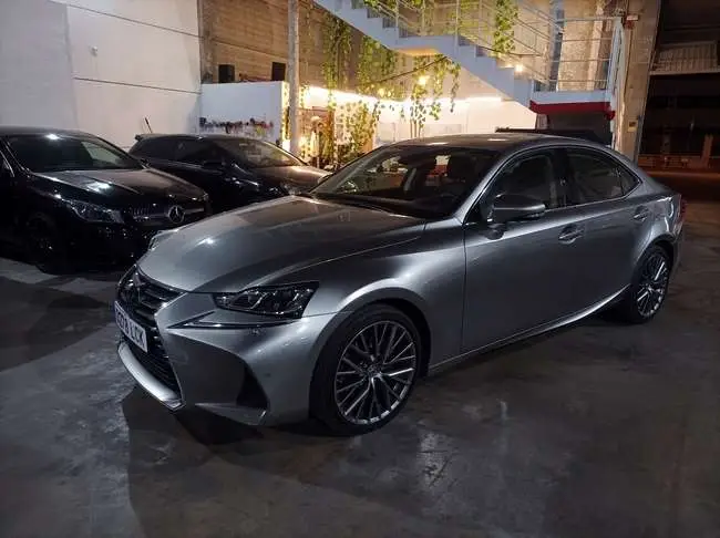 Photo 1 : Lexus Is 2019 Hybrid