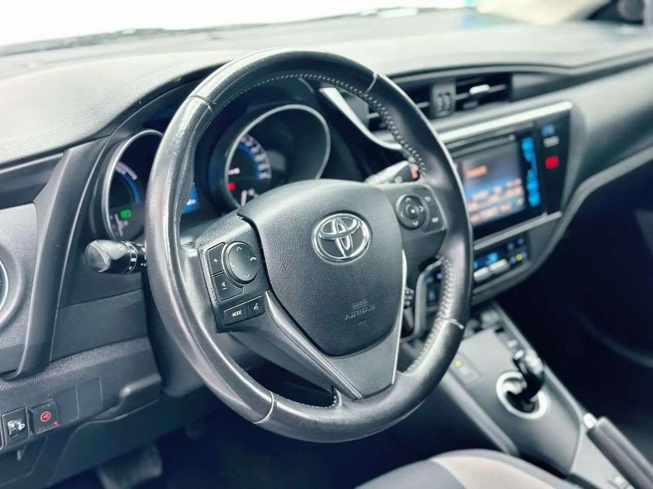 Photo 1 : Toyota Auris 2015 Hybrid