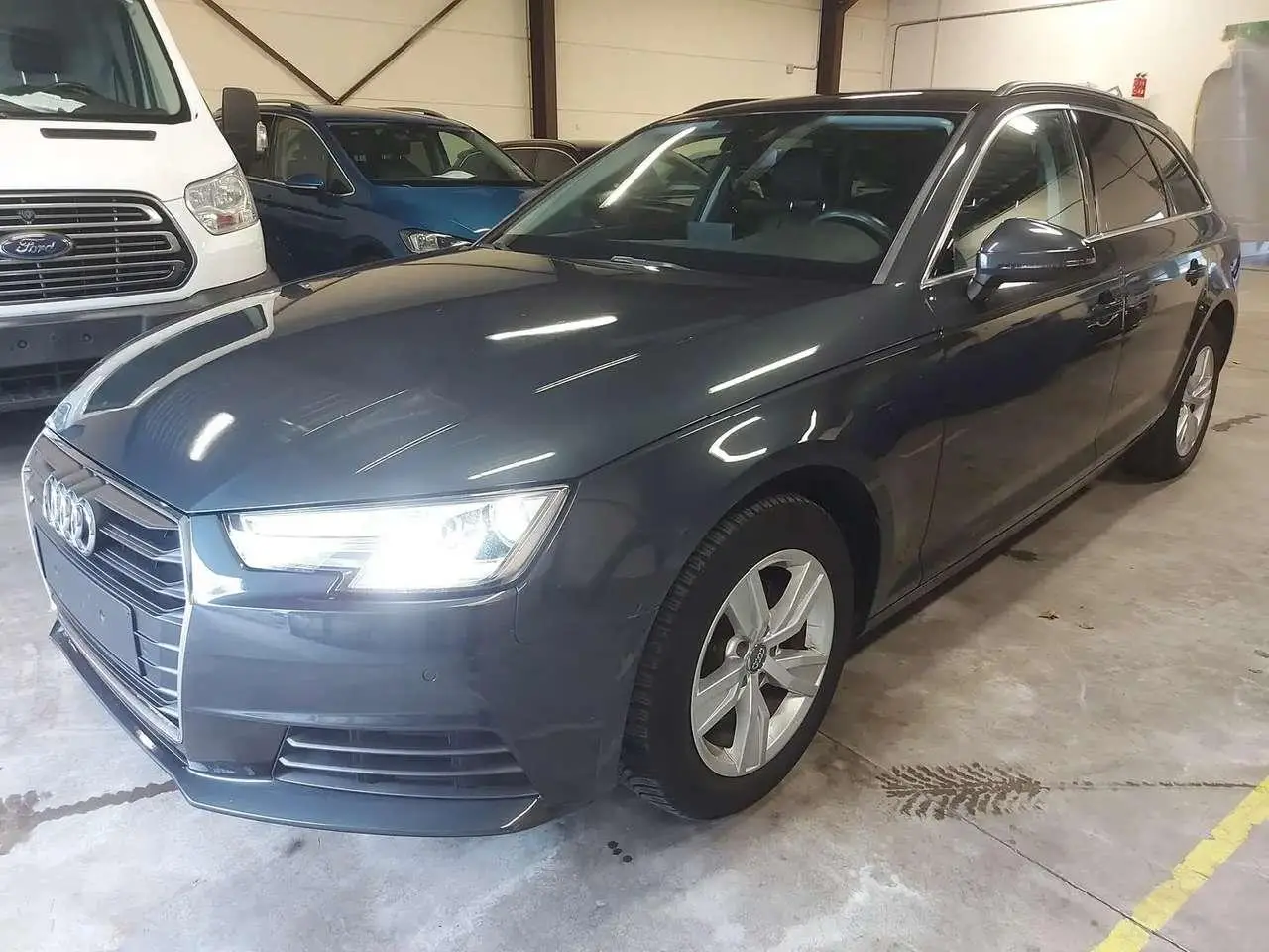 Photo 1 : Audi A4 2017 Others