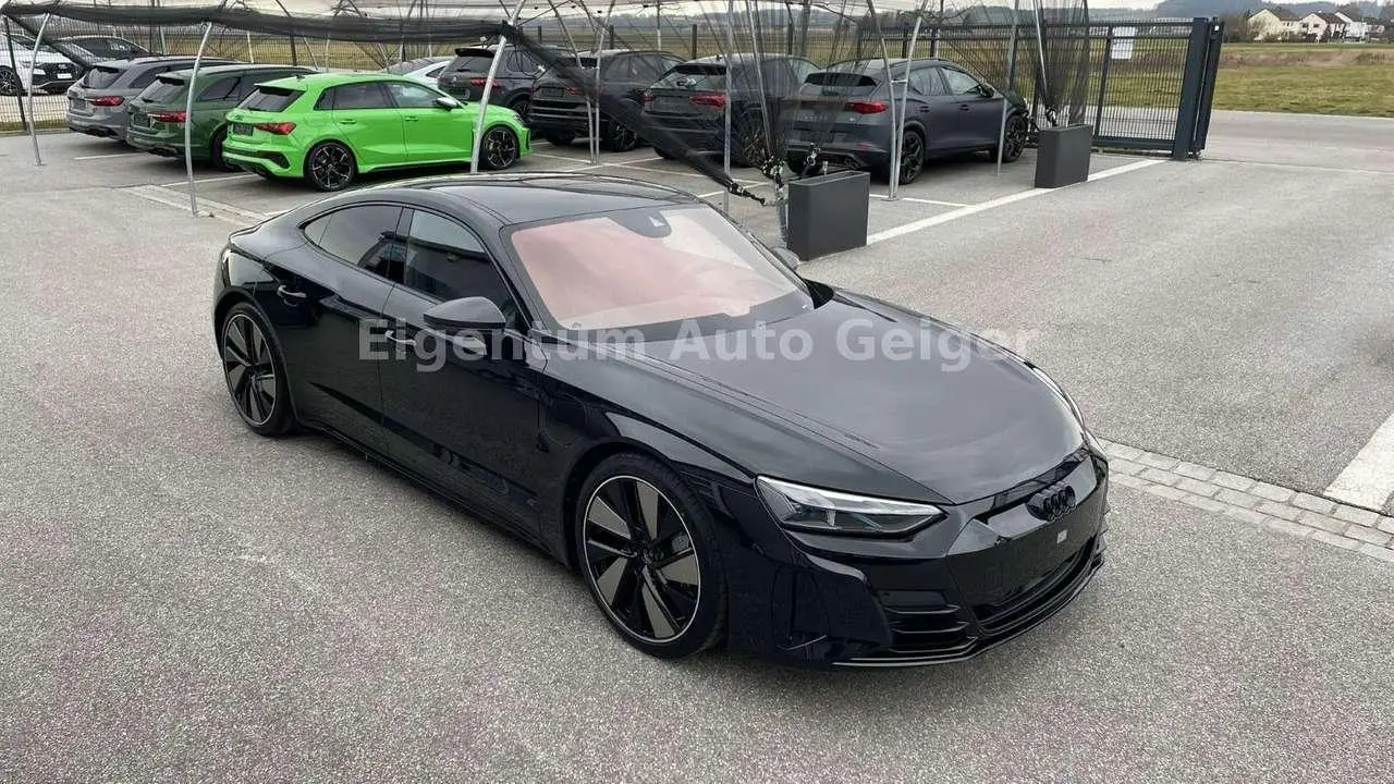 Photo 1 : Audi E-tron 2023 Hybrid