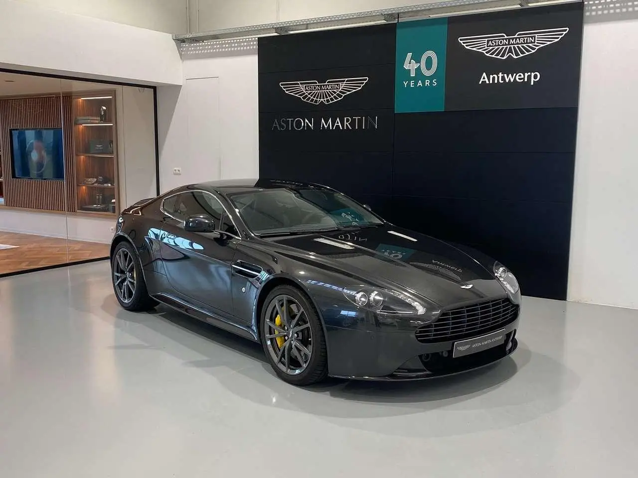 Photo 1 : Aston Martin V8 2015 Essence