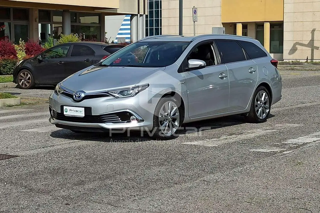 Photo 1 : Toyota Auris 2016 Hybrid