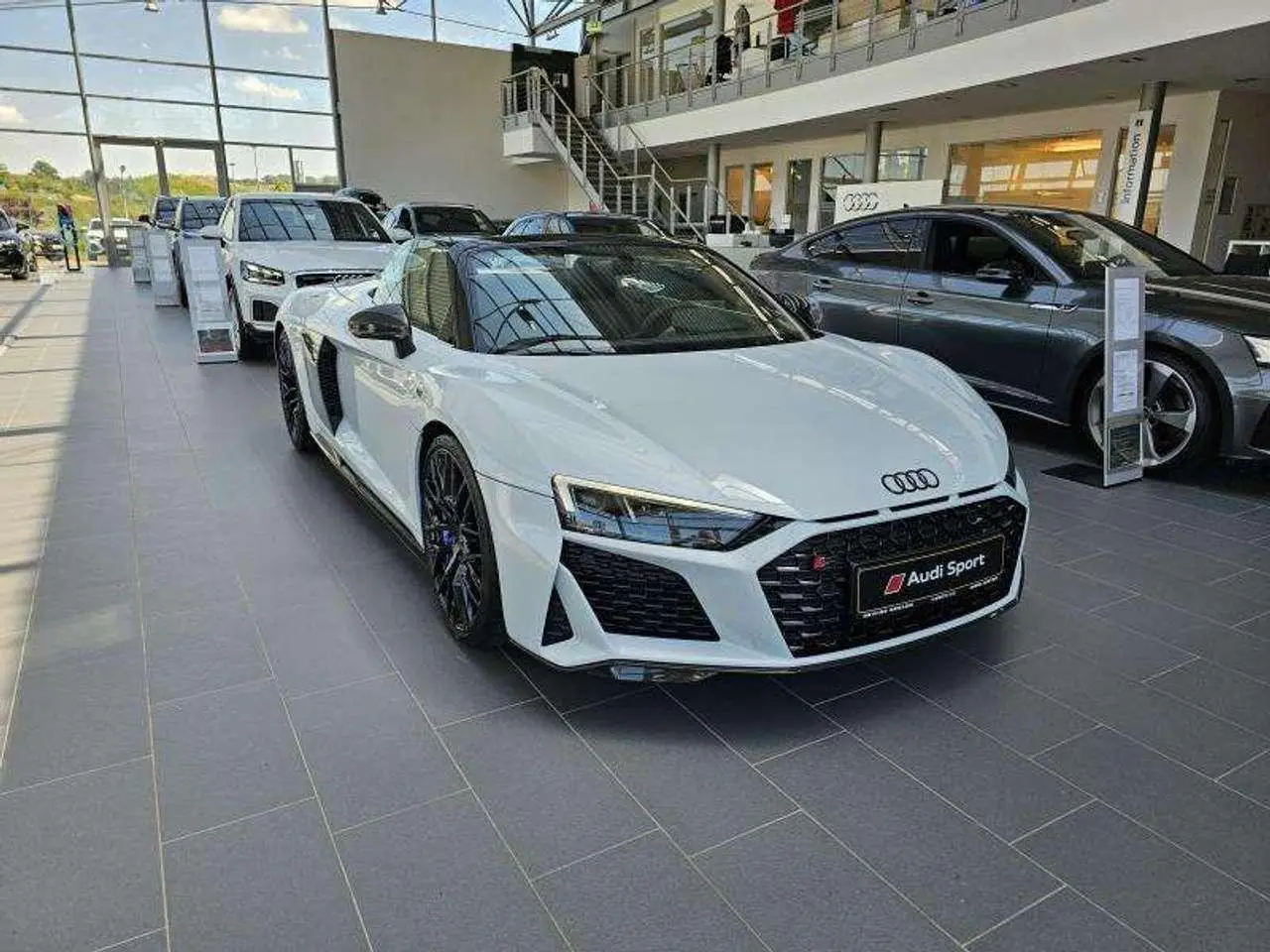 Photo 1 : Audi R8 2024 Petrol