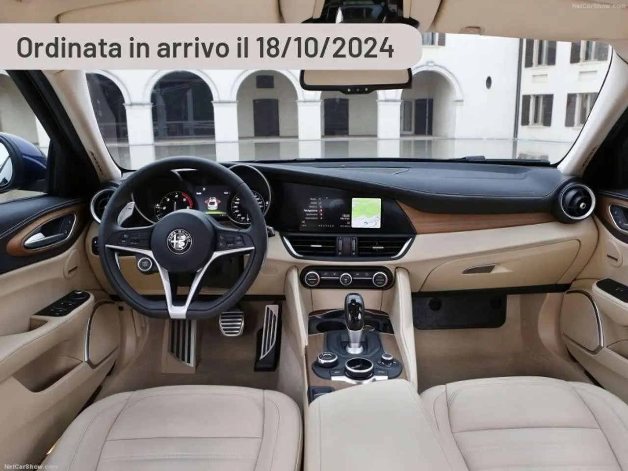 Photo 1 : Alfa Romeo Giulia 2024 Essence