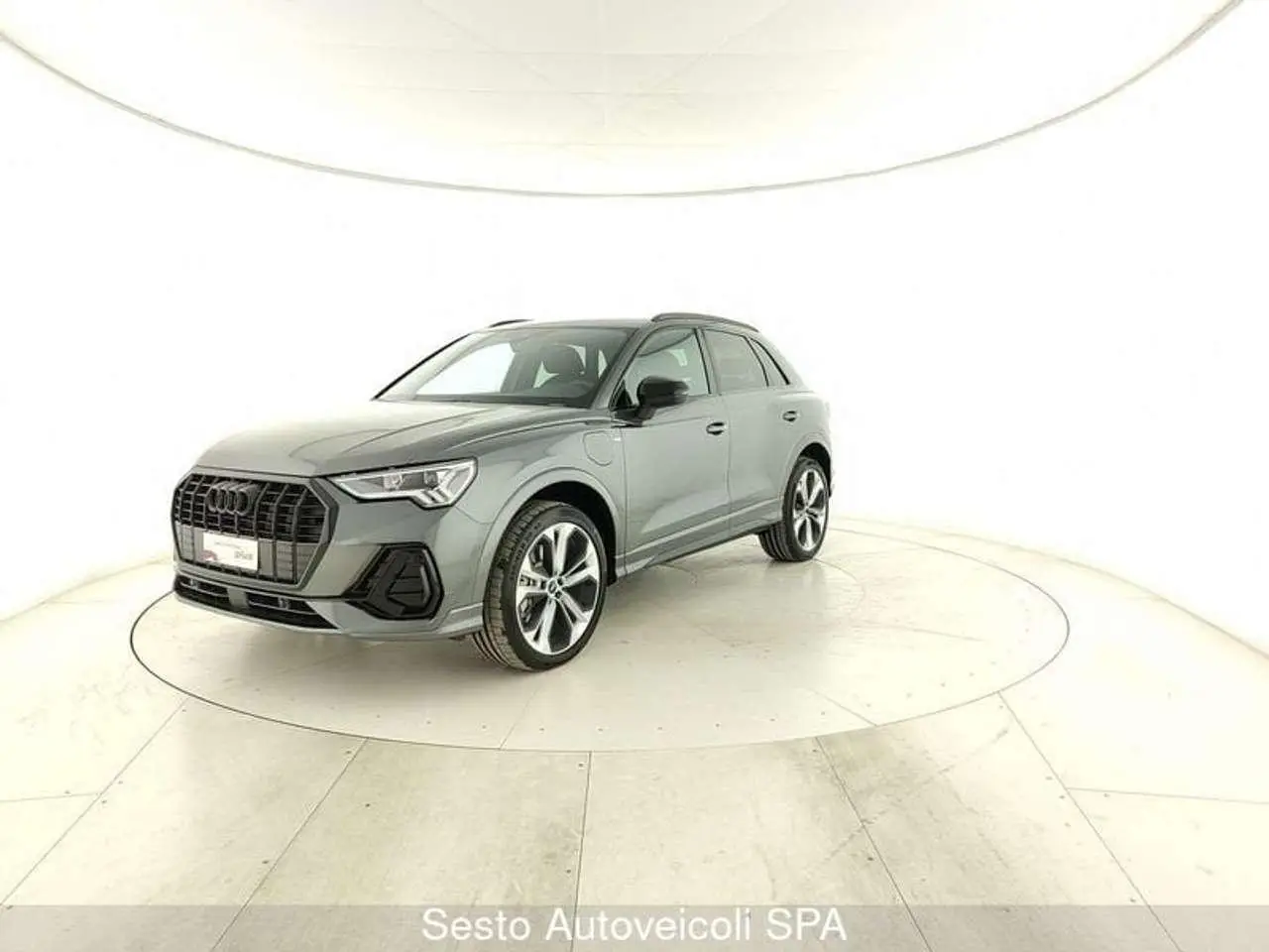 Photo 1 : Audi Q3 2024 Hybride