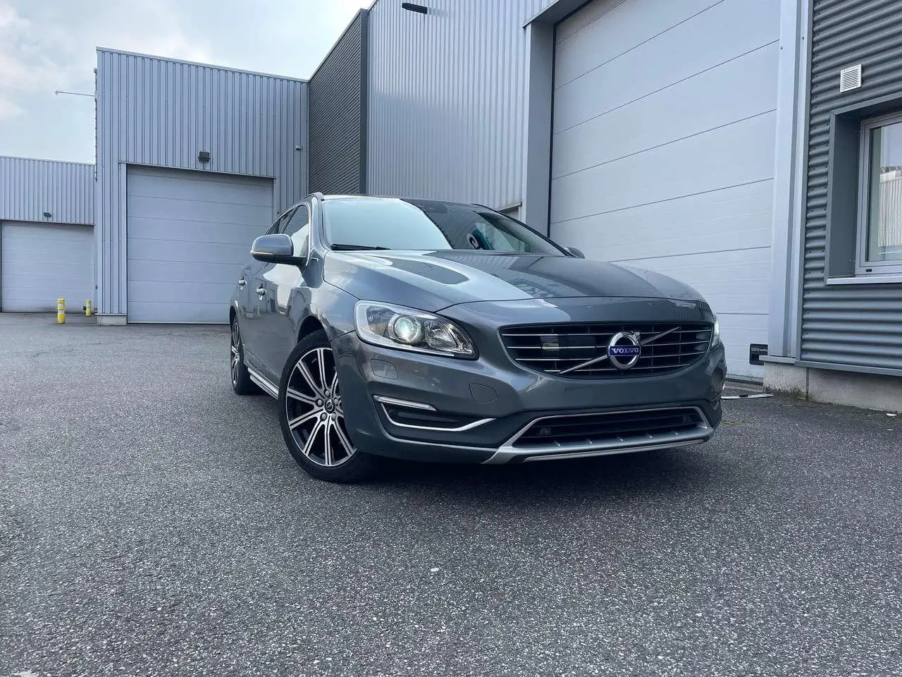 Photo 1 : Volvo V60 2018 Hybride