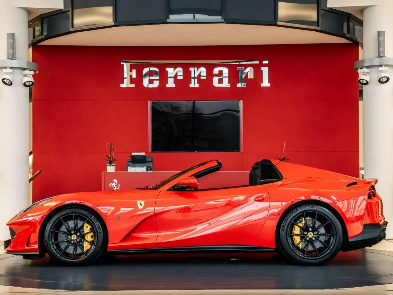 Photo 1 : Ferrari 812 2023 Petrol