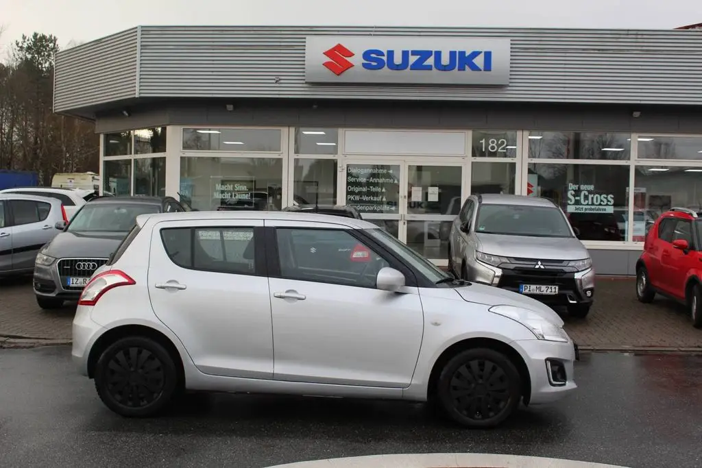 Photo 1 : Suzuki Swift 2016 Petrol
