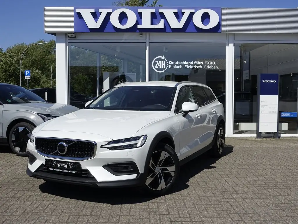 Photo 1 : Volvo V60 2023 Non renseigné