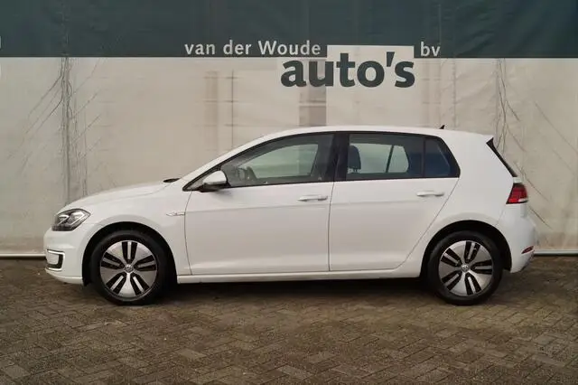 Photo 1 : Volkswagen Golf 2018 Électrique