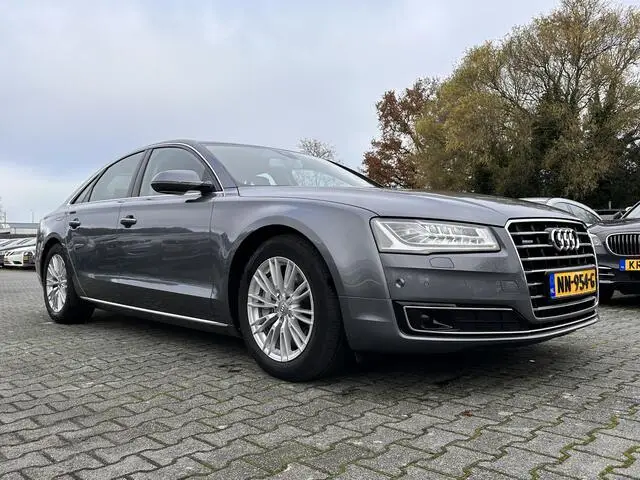 Photo 1 : Audi A8 2017 Petrol