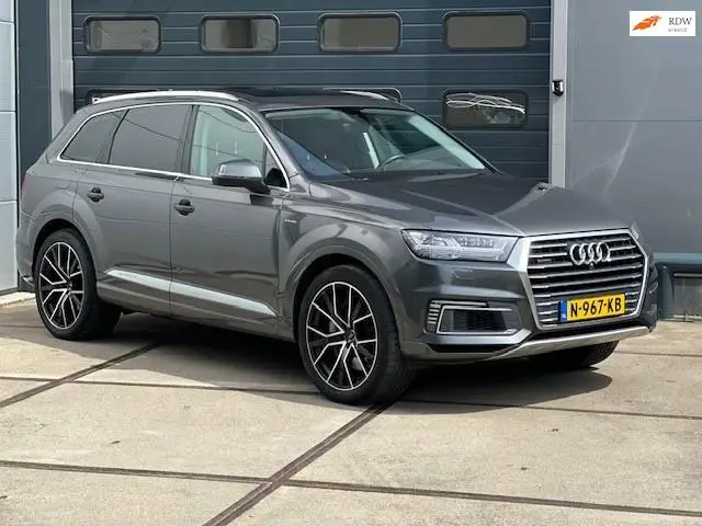 Photo 1 : Audi Q7 2018 Hybrid
